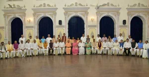 उपराष्ट्रपति नायडू पहंचे लखनऊ, योगी सरकार के मंत्रियों के साथ किया भोजन